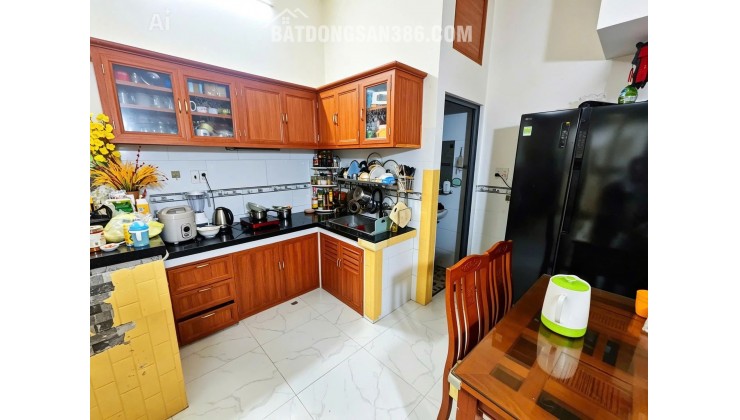Bán nhà ở đường Cách Mạng Tháng Tám, khu vực trung tâm